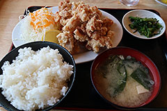 からあげ定食の写真